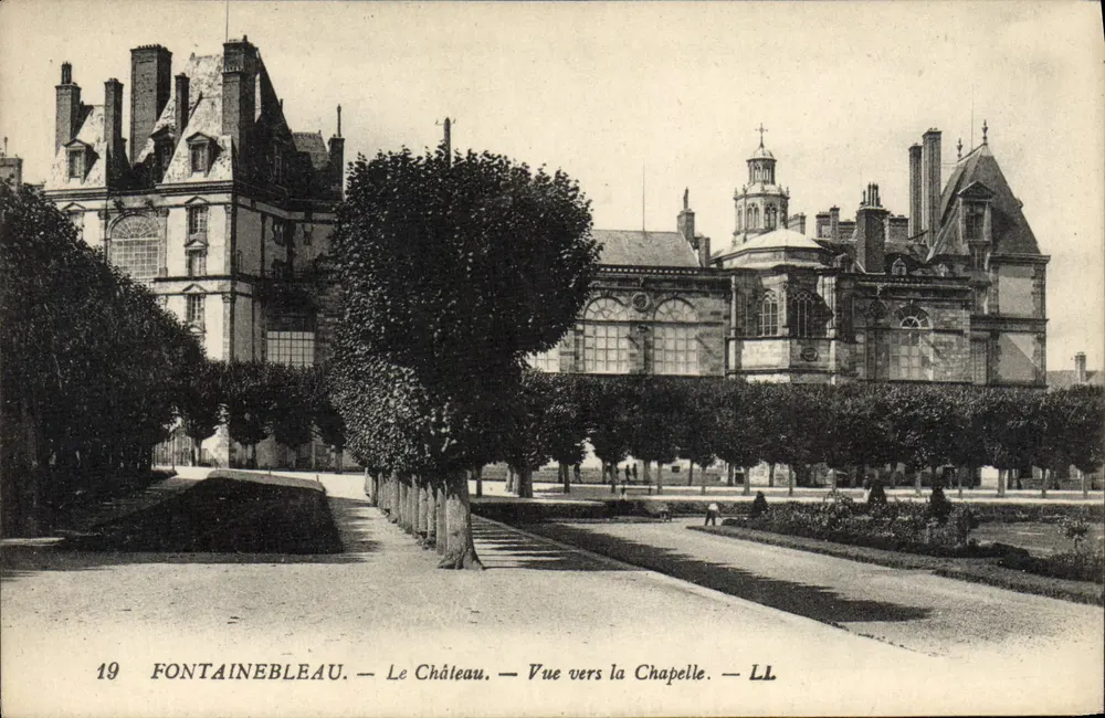 Fontainebleau — Schloss — Blick zur Kapelle — LL - Vorderseite