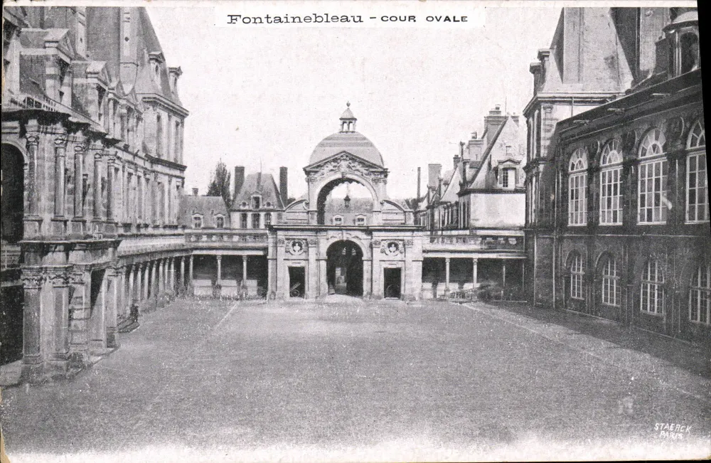 Fontainebleau — Cour Ovale — Staerck Paris - Frente