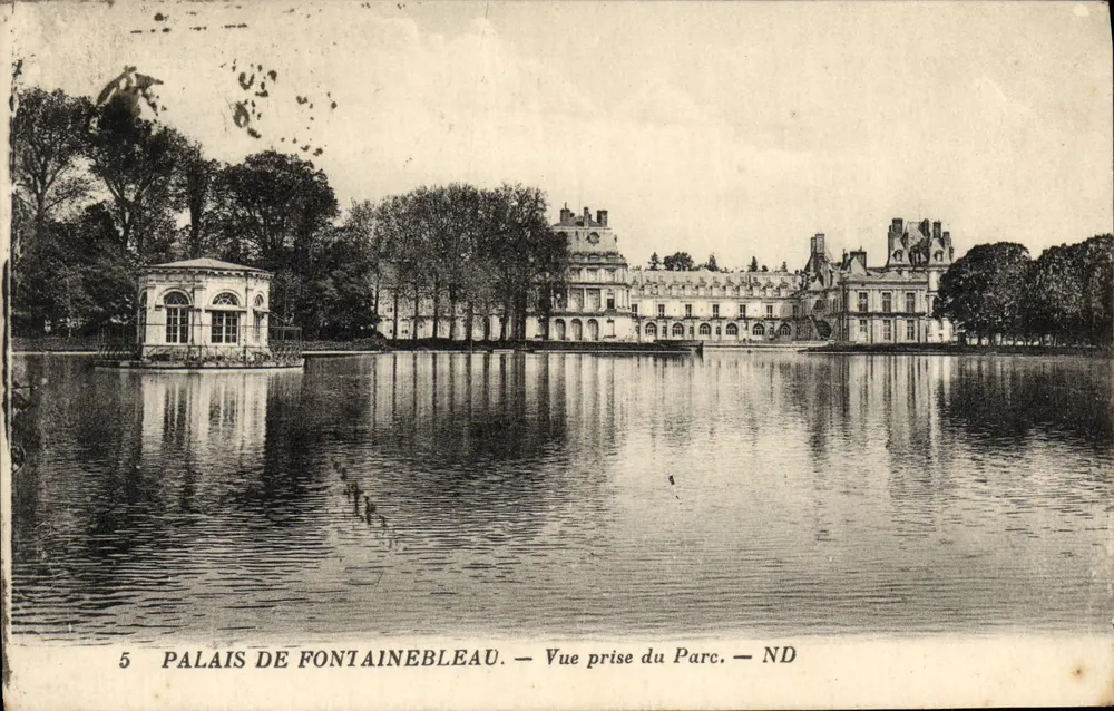 Schloss Fontainebleau — Ansicht vom Park — ND - Vorderseite