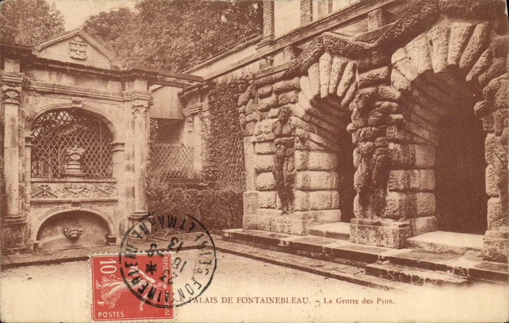 Schloss Fontainebleau — Die Pinienhöhle - Vorderseite