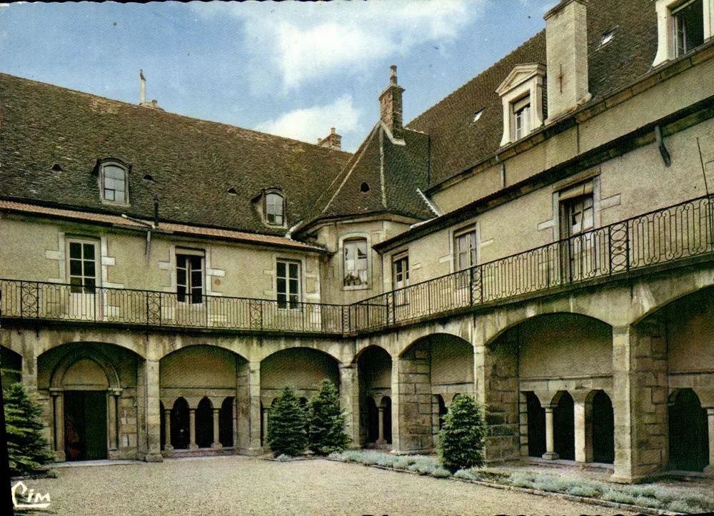 Cour d'Honneur do Convento dos Cordeliers — Beaune — editor Cim - Frente