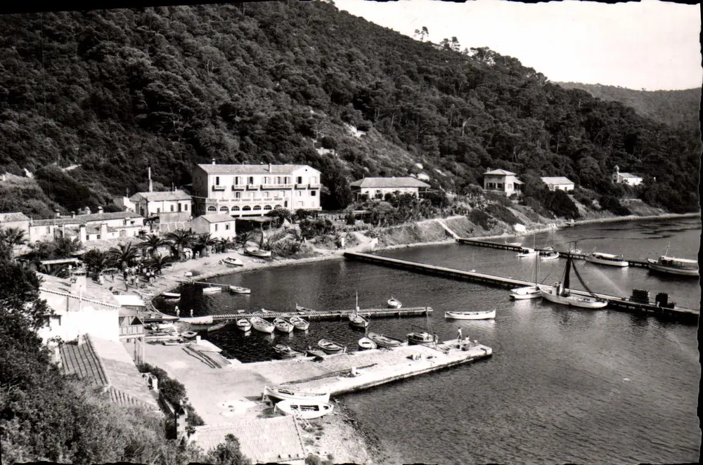 Insel Port-Cros — Allgemeiner Blick auf das Dorf und den Hafen — Gesellschaft der Goldenen Inseln, n°7228 - Vorderseite