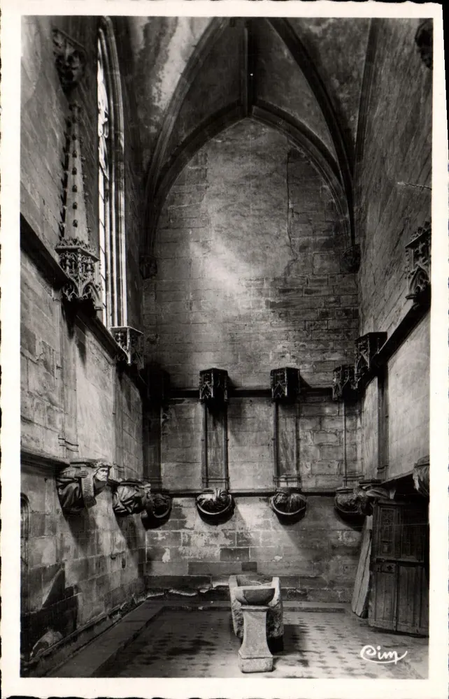 Cluny (S.-et-L.) — A Capela de Bourbon — Estilo gótico do final do século XV — 15 figuras de patriarcas e profetas - Frente