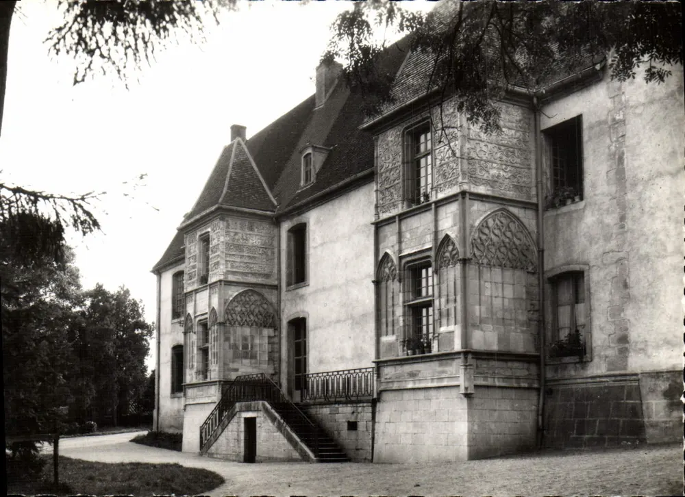 Cluny (S.-et-L.) — Palácio de Jean d'Amboise — decoração Renascentista italiana - Frente