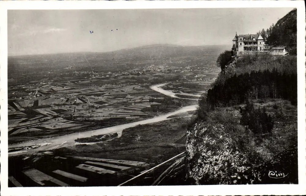 O Castelo de Monnetier — Vista da Vale do Arve — Fotógrafo M. Baud - Frente
