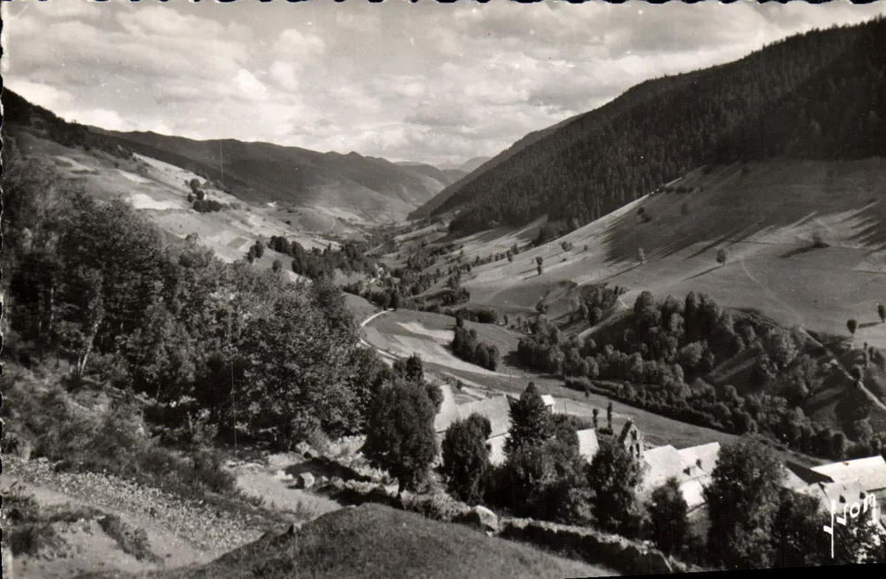 Environs de LUCHON (Hte-Garonne) — Vale do Oueil — Éditions d'Art Martel, n° B. 3235 - Frente