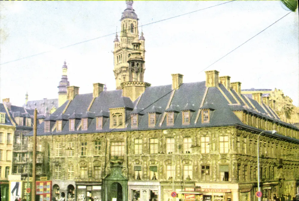 Lille - A Velha Bolsa — vista urbana com torre e fachada histórica — editor Pallettier - Frente