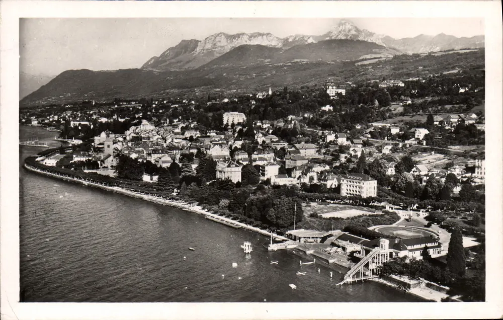 Evian-les-Bains — Die Strandpromenade, die Stadt und die Dent d'Oche — Luftaufnahmen von J. Cella - Vorderseite