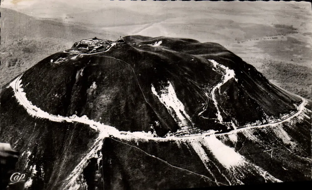 Der Gipfel des Puy-de-Dôme — Luftbild mit Autobahn — Cliché Plazanel — Verlag Cap - Vorderseite