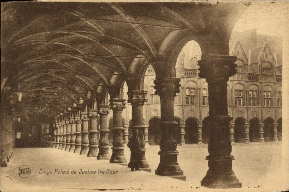 Liège Palacio de Justicia 1a Corte — vista de la corte interior con columnas y arcos — editor LEGIA - Anverso
