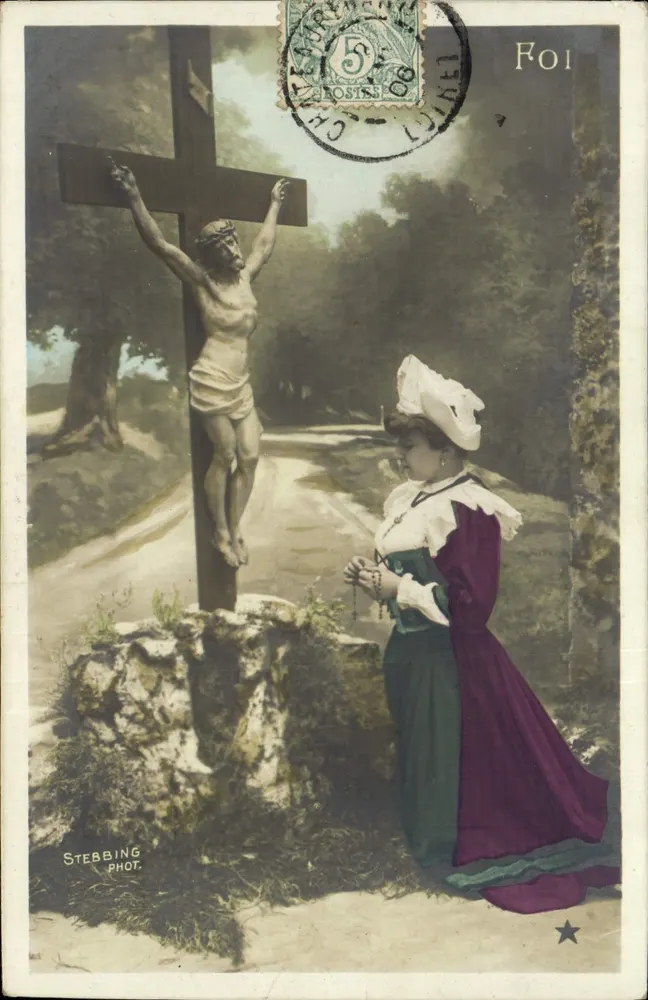 Glaube — Statue des gekreuzigten Jesus Christus und Frau in Gebet — Stebbing Phot. - Vorderseite