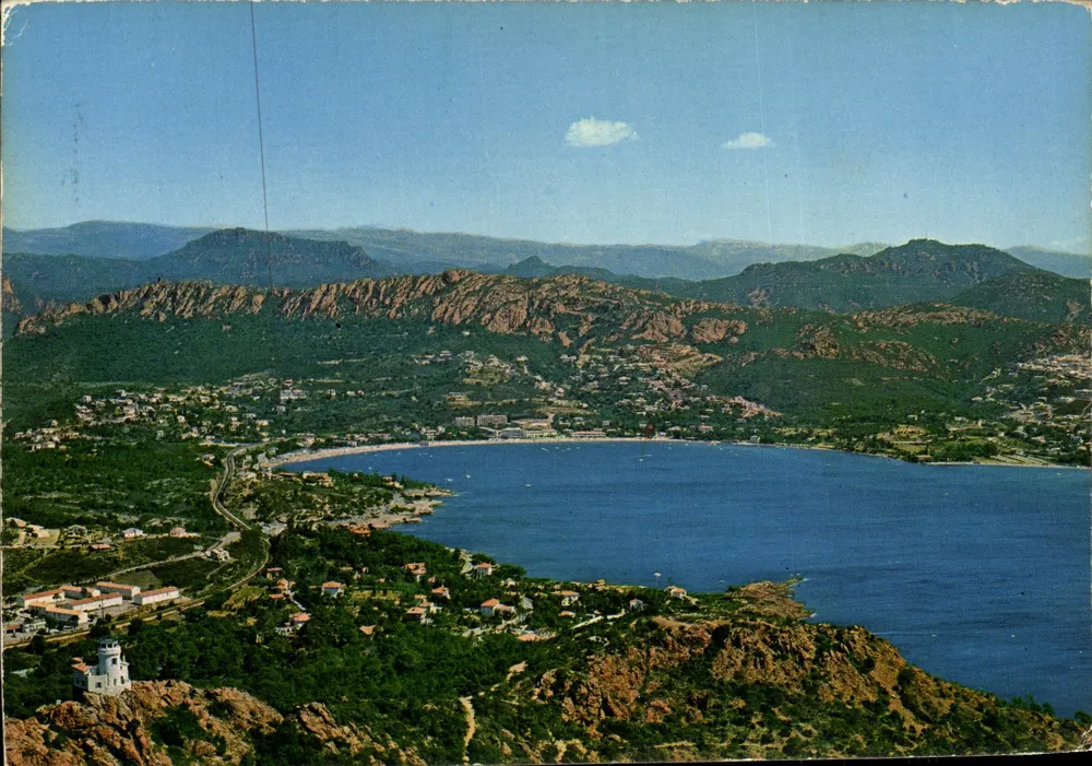 Die Goldene Promenade — Agay, im Hintergrund der Rasciol d'Agay und die Kette des Estéral — Éditions S. Raphaël, Nr. 5-823 - Vorderseite