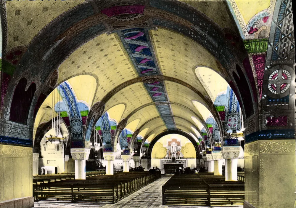 A Basílica de Lisieux — A Cripta — Vista geral — Editor BSL - Frente