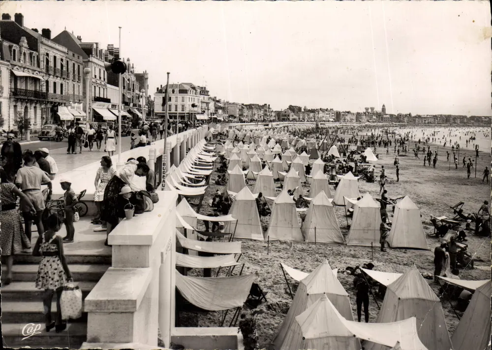 Les Sables-d'Olonne — La Plage et le Remblai vers les Pins — Cis des Arts Photomaton, 44 - Vorderseite