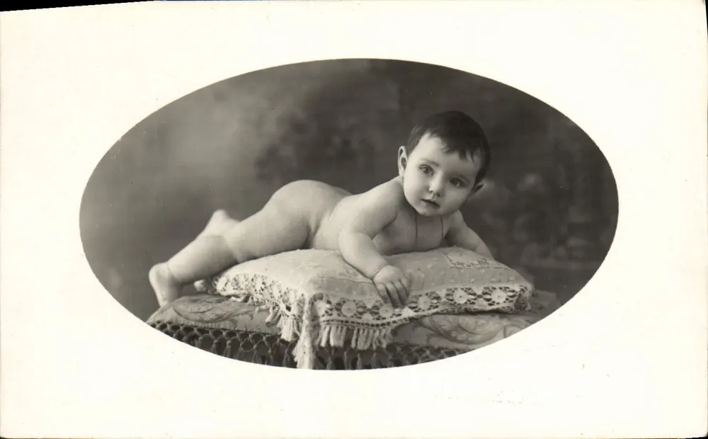 Baby — Portraitstudio — Ansichtskarte - Vorderseite