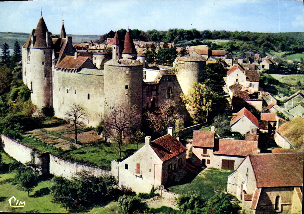 Châteauneuf (Côte-d'Or) — Vista aérea — O Castelo, Solar feudal do século XV — Cim - Frente