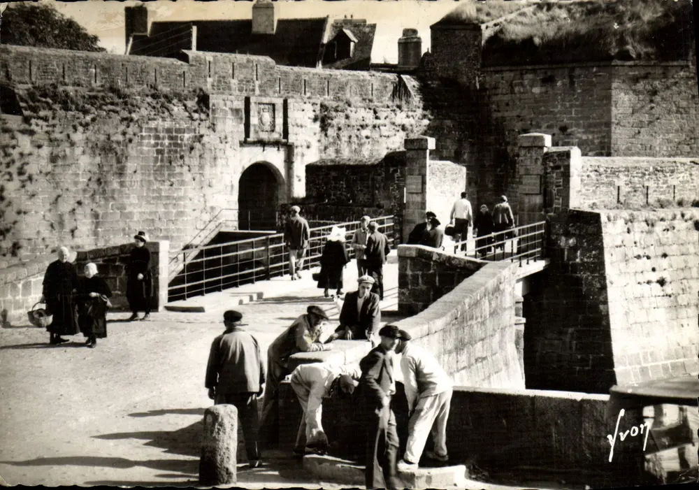 Concarneau (Finistère) — Entrada da cidade fechada — Les Éditions d'Art YVON, Paris - Frente
