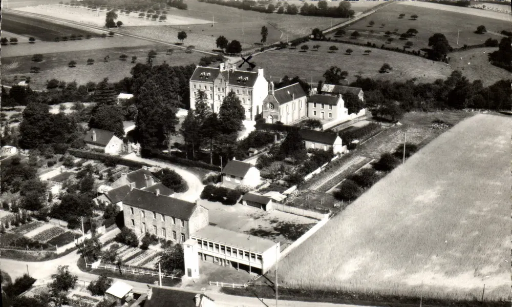 Châteaubourg (Loir-et-Cher) — Die Felsen und Schule — Verlag Antike Ansichtskarte 218-20 - Vorderseite