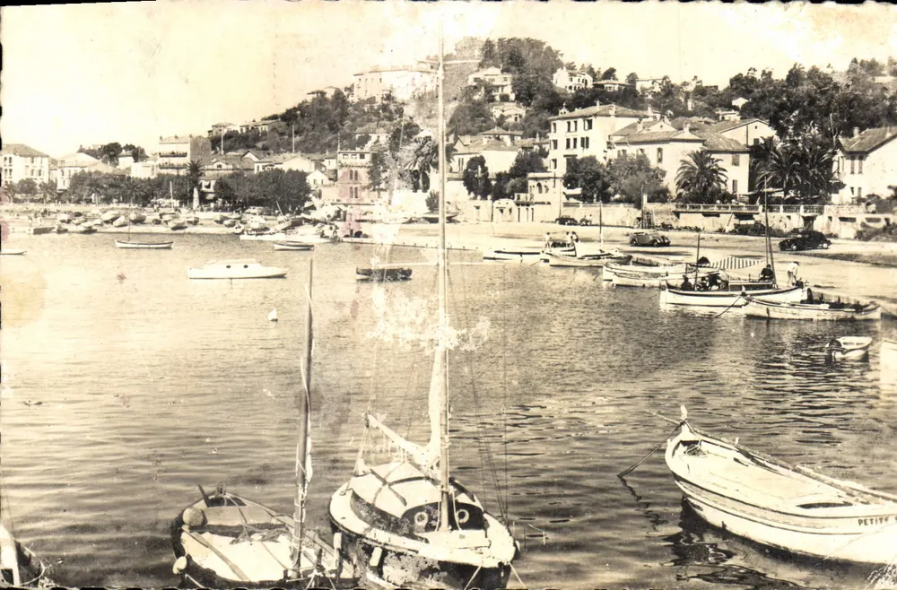 Le Lavandou — Port avec bateaux et colline habitée — éditeur 'Les Éditions de la Côte d'Azur' - Vorderseite