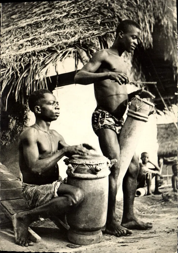 Junge Männer, die den Tam-Tam spielen — Missions Africaines de Lyon, n°4 - Vorderseite