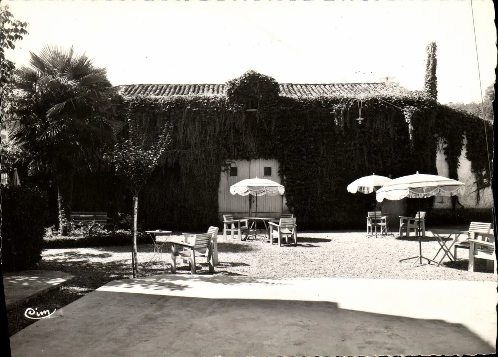Savignac-les-Eglises — Hotel do Parc - A Terrasse — Cim - Frente