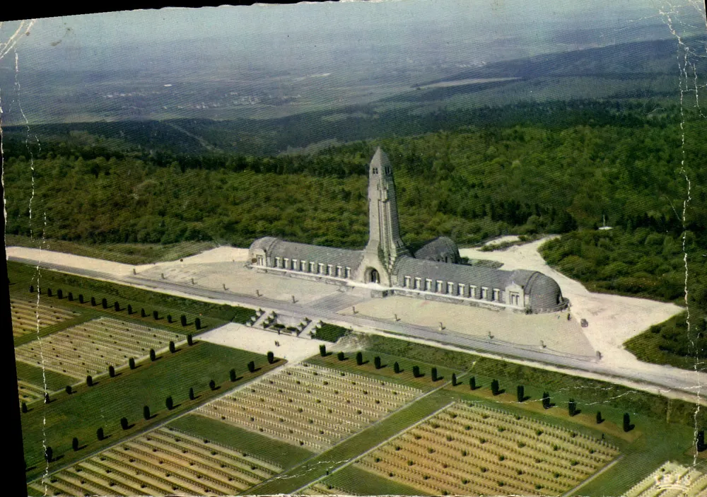 Verdun — Luftaufnahme des nationalen Friedhofes (15.000 Grabstellen) — Éd. & La Cigogna (S.P.A.D.E.M.) - Vorderseite