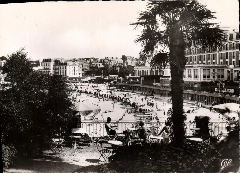 Dinard — Praia e novas cabines — Cité des Arts Photomécantique - Frente
