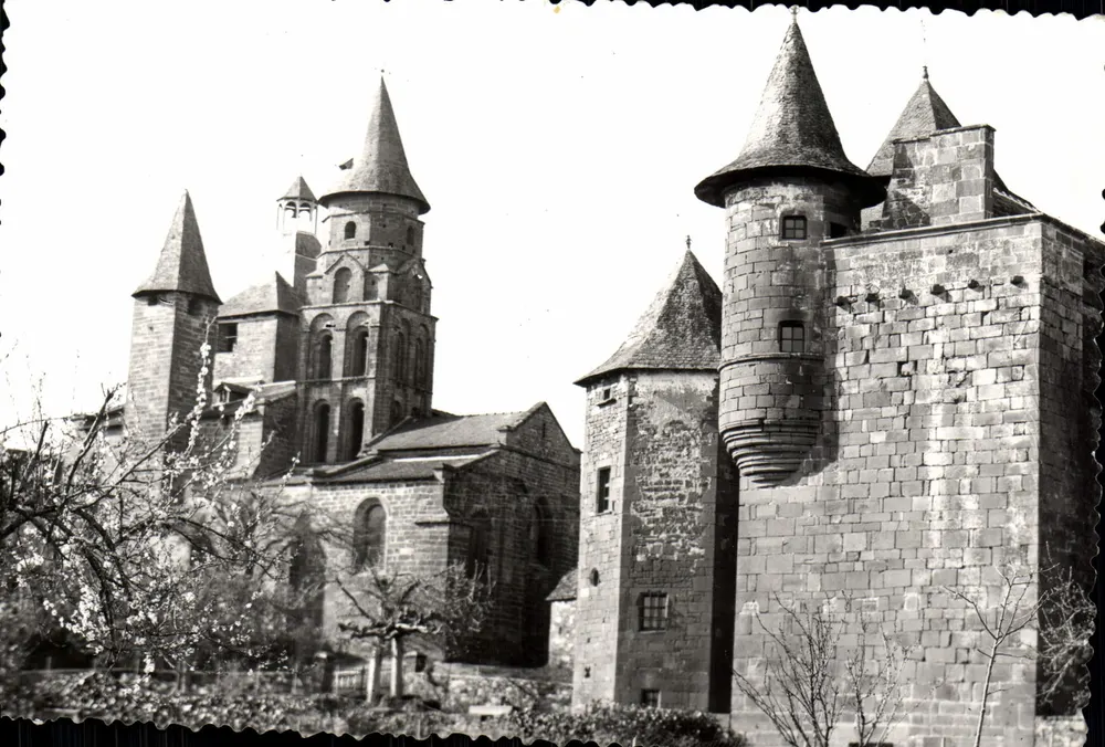 Collonges-la-Rouge (Corrèze) — Ansicht des Schlosses Vassinhac und der Kirche — Photo Gourdon Edition - Vorderseite