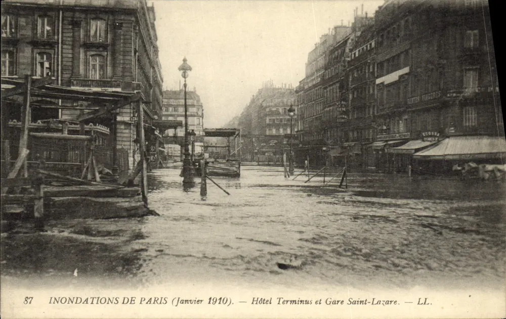 Überschwemmungen in Paris (Januar 1910) — Hotel Terminus und Bahnhof Saint-Lazare — LL. - Vorderseite