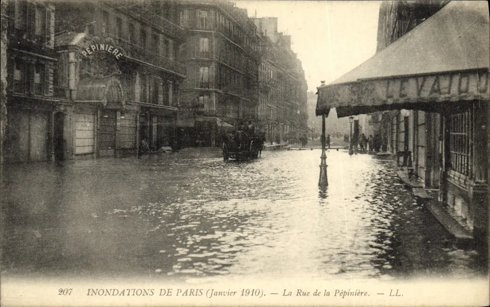 Überschwemmungen in Paris (Januar 1910) — La Rue de la Pépinière — LL. - Vorderseite