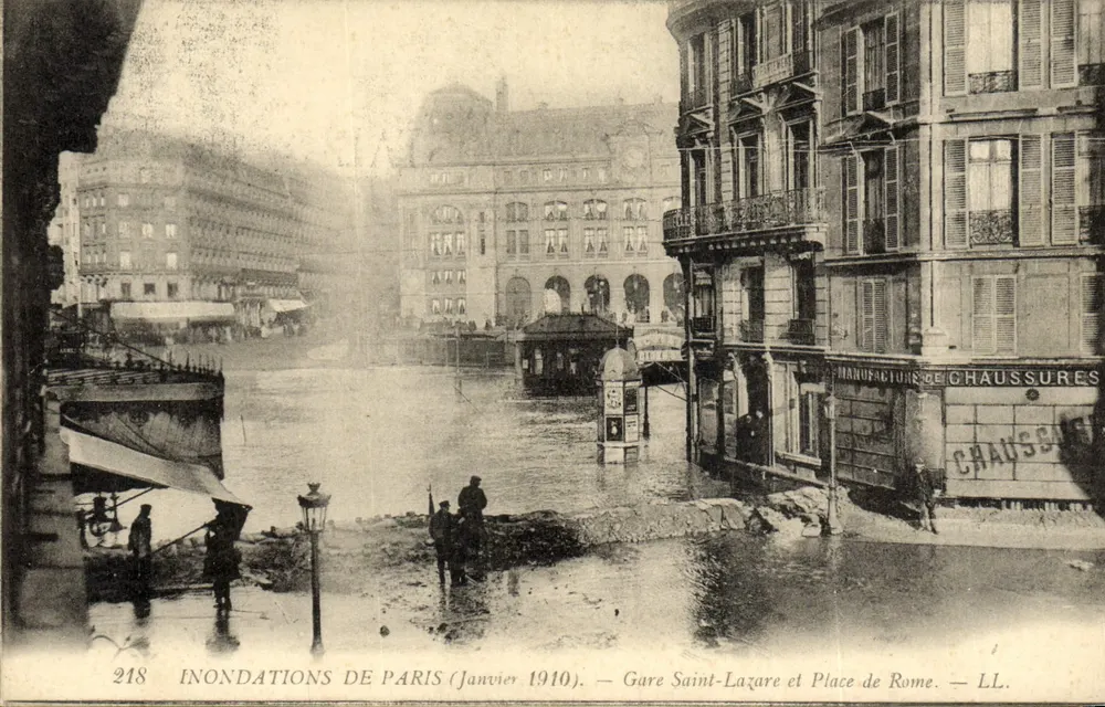 Überschwemmungen in Paris (Januar 1910) — Bahnhof Saint-Lazare und Place de Rome — LL. - Vorderseite