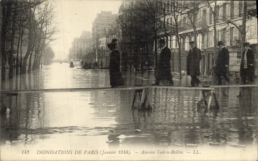 Inundações de Paris (Janeiro 1910) — Avenida Ledru-Rollin — LL. - Frente