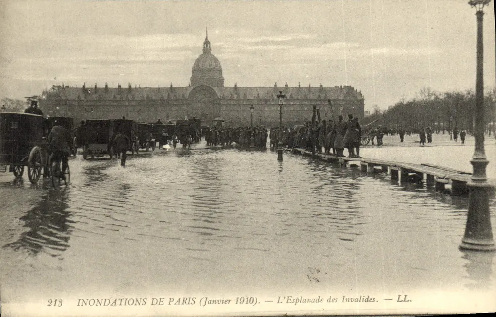 Inundações de Paris — Janeiro 1910 — A Esplanada dos Inválidos — LL. — N° 213 - Frente