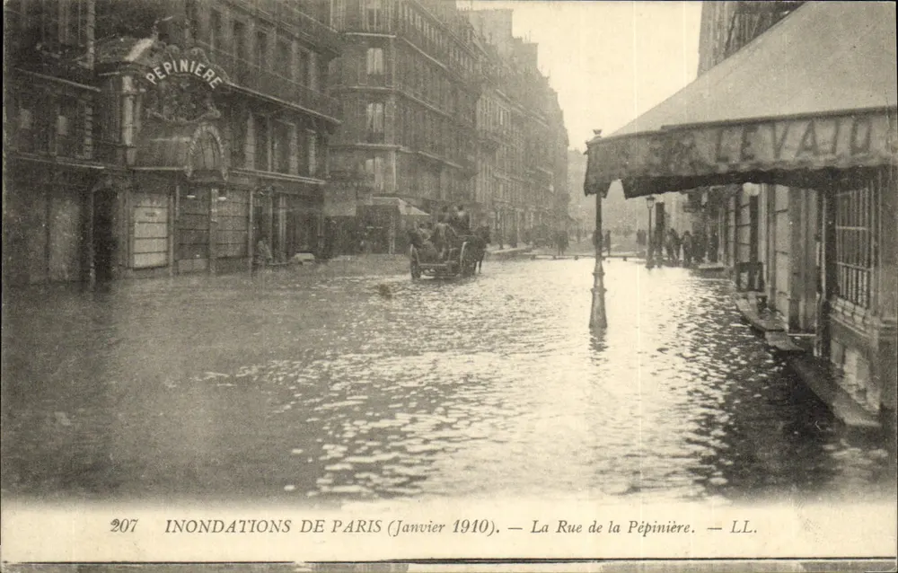 Überschwemmungen in Paris (Januar 1910) — Die Rue de la Pépinière — LL. - Vorderseite