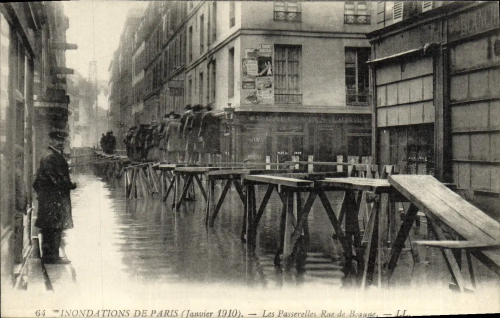 Inundações de Paris — Janeiro de 1910 — Passarelas na Rue de Beaune — LL. - Frente