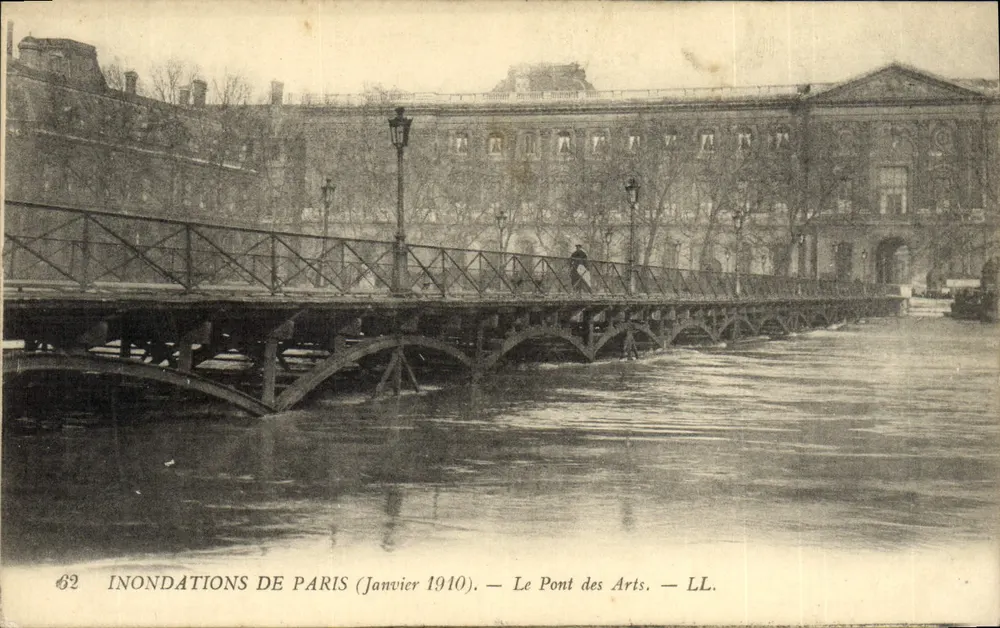 Inundações de Paris — Janeiro 1910 — O Pont des Arts — LL. - Frente