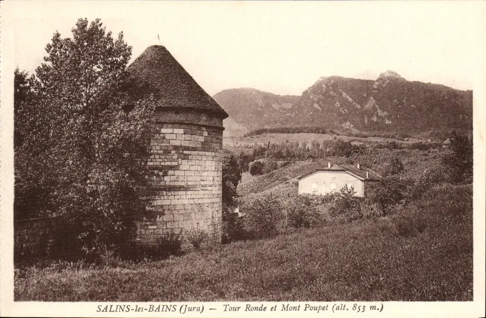 Salins-les-Bains (Jura) — Runde Turm und Mount Poupet (Höhe 853 m) - Vorderseite