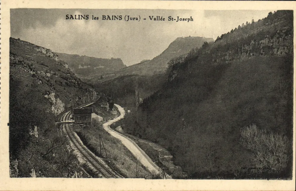 Salins-les-Bains (Jura) — Vale St-Joseph — vista do trem e da estrada - Frente