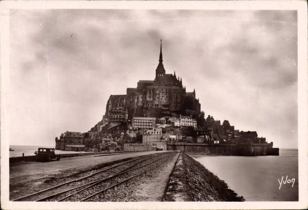Mont Saint-Michel — Ansicht des Berges mit Schienenbahn und Fahrzeug — Yvon, n°11 - Vorderseite