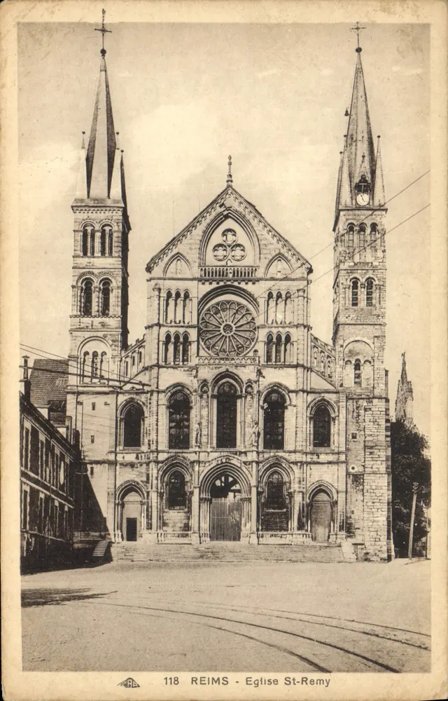 Reims - Igreja de São Rémy — vista da fachada com suas duas torres e rosácea — n° 118 - Frente
