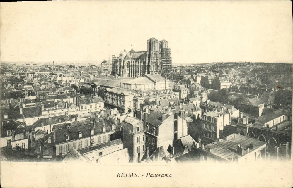 Reims - Panorama — vista aérea da catedral e dos telhados — editor não visível - Frente