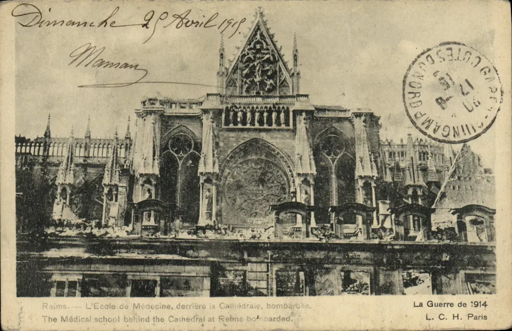 Reims — La Cathédrale bombardée, avec l'École de Médecine derrière — L. C. H. Paris - Frente