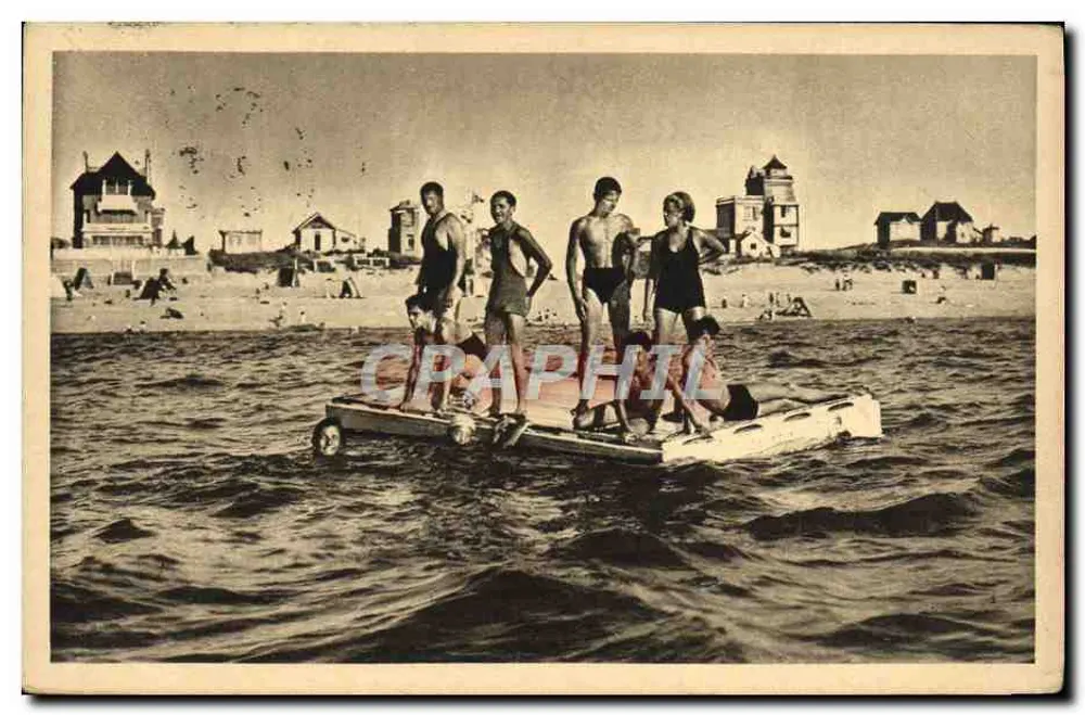 Grupa młodych na desce windsurfingu — Saint-Martin-de-Bréhal — Photo Béral - Awers