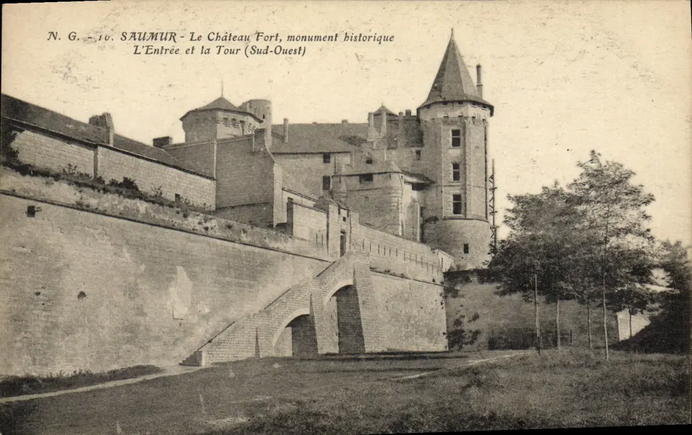 Saumur - Das befestigte Schloss, historisches Denkmal — Der Eingang und die Turm (Südwesten) — N.G. n°10 - Vorderseite