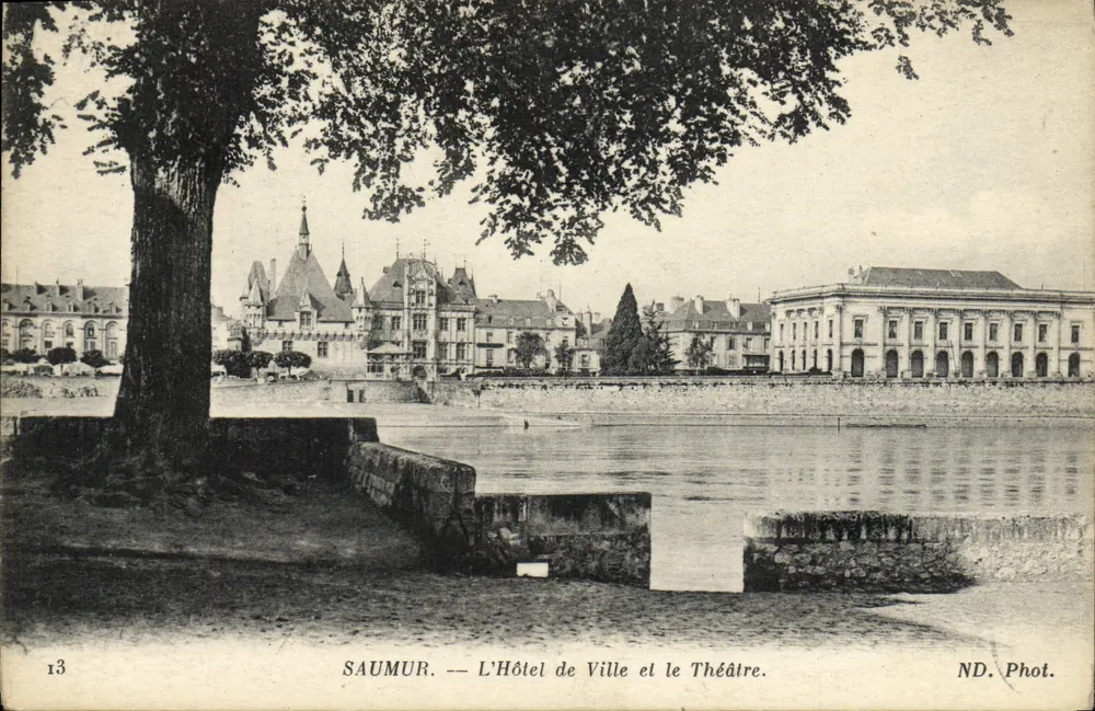 Saumur — Das Rathaus und das Theater — ND. Foto. - Vorderseite