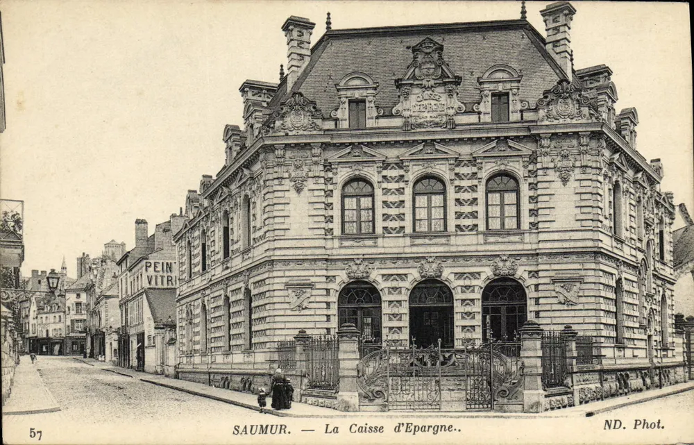 Saumur — A Caixa de Poupança — ND. Fot. - Frente