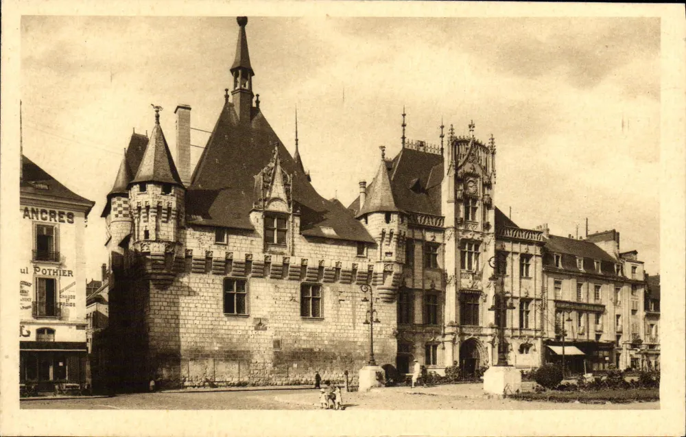 Saumur - Place de l'Hôtel de Ville — Rathaus und alte Gebäude — Verlag Pothier, Nr. 3 - Vorderseite