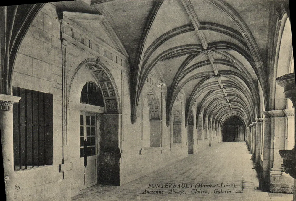 Fontevrault (Maine-et-Loire) — Antiga Abadia, Claustro, Galeria sul — N.B. Fot. - Frente
