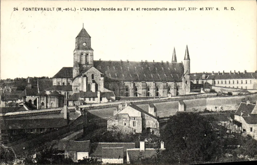Fontevrault (M.-et-L.) — A Abadia fundada no séc. XI e reconstruída nos sécs. XII, XIII e XVI — R. D. - Frente