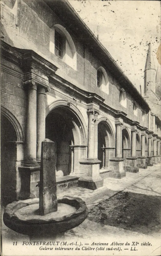 Fontevrault (M.-et-L.) — Alte Abtei des 11. Jahrhunderts. Innenhof der Abtei (südöstliche Seite) — LL - Vorderseite